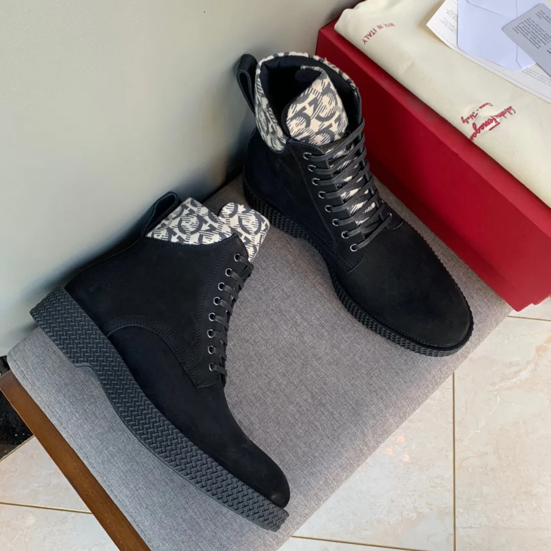 [Ferragamo] Top P: 1000💰 Number of yards: 39~44 (38.45 custom-made, non-returnable) Ferragamo winter series, original 1:1 development, casual men's short boots. Made with heavy investment, shoes and boots are made of imported cowhide + imported Ferragamo special fabric. Black cowhide lining that is not easily deformed. Wear-resistant rubber outsole, black cowhide, black open edge beads, black frosted, brown suede. Factory craftsmanship, perfect products are only prepared for you who know taste! Any comparison is welcome!